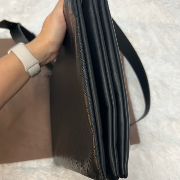 Bottega Veneta Maxi Intrecciato Triple Zip Messenger Bag - Picture 4 of 14